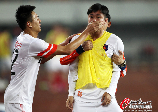 两名队友劝阻矫喆