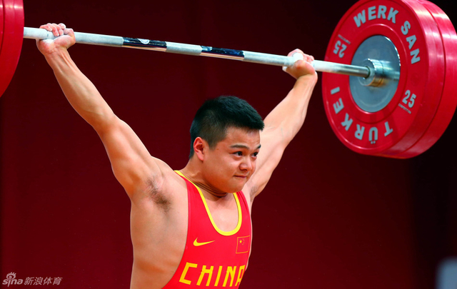 龙清泉在抓举比赛中