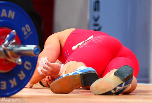 严润泽冲击170公斤的挺举世界纪录不幸受伤