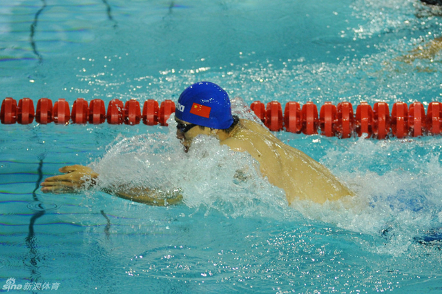 毛飞廉获得100米蛙泳冠军