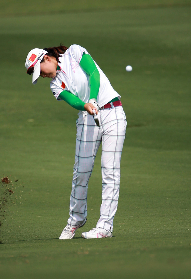 石昱婷球道击球