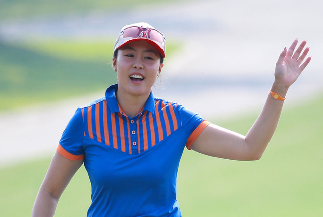 郑艺娜庆祝抓鸟