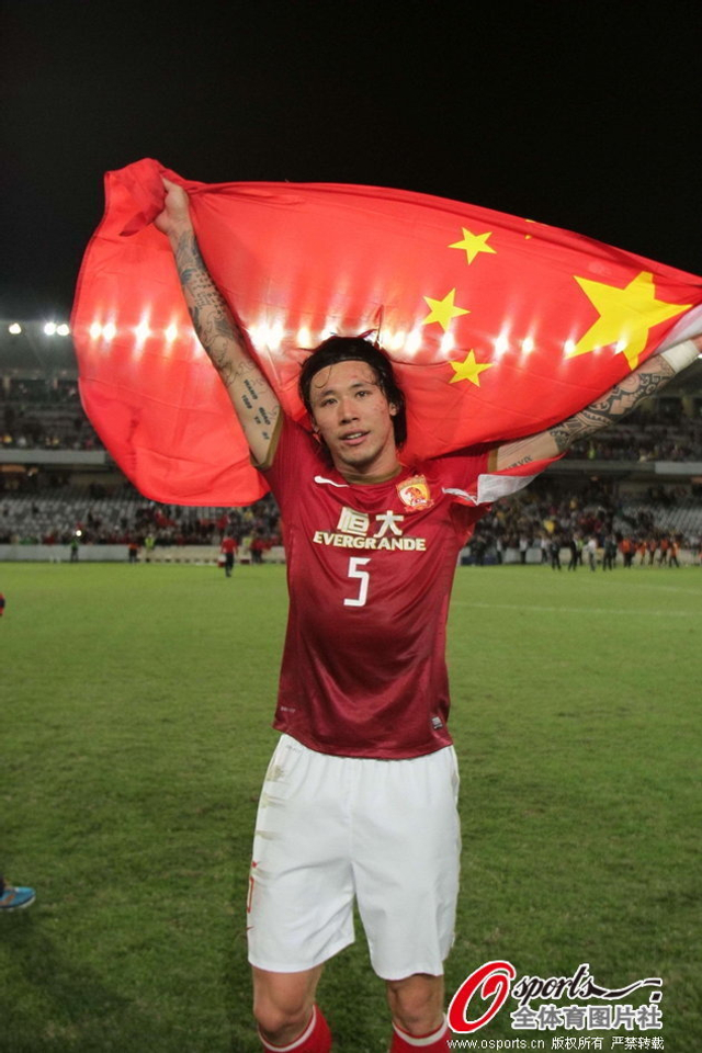 张琳芃赛后举国旗庆祝