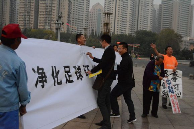 签名者络绎不绝