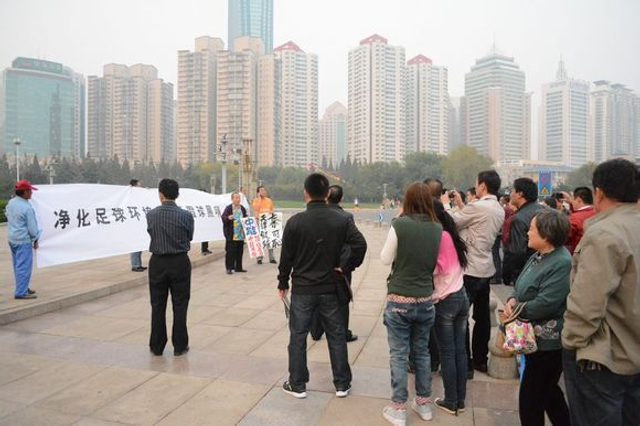 巨型横幅引围观