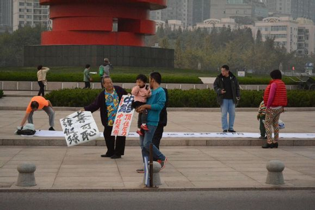 向路人展示标语