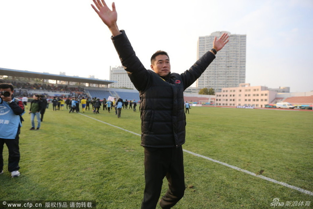 宿茂臻高举双手