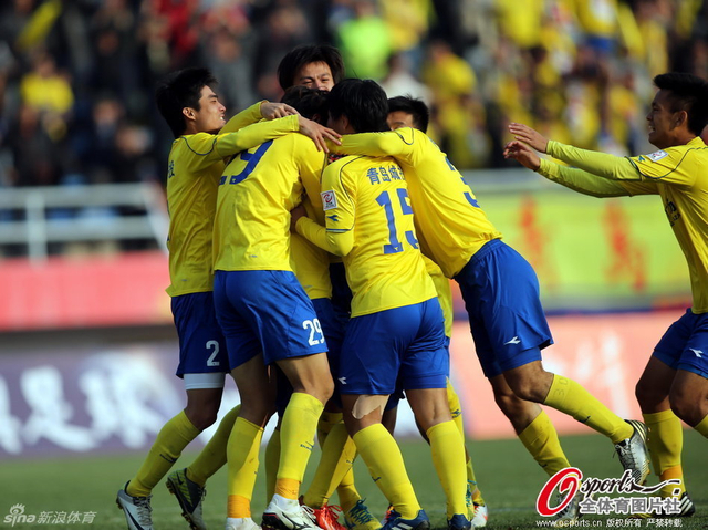 青岛队员们庆祝胜利