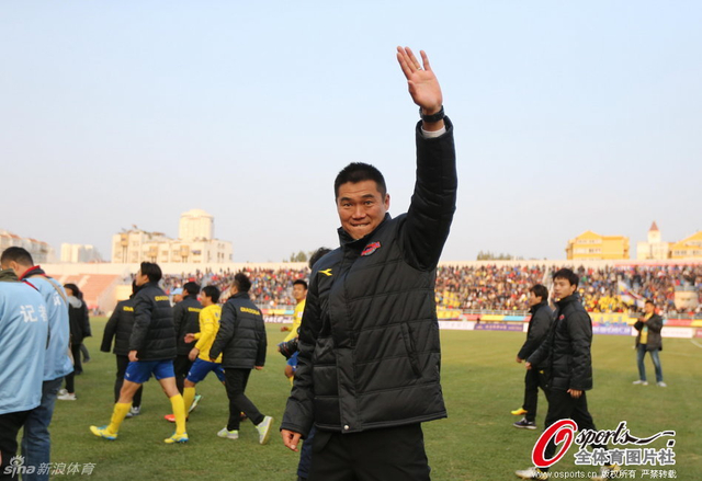 宿茂臻向球迷挥手致意