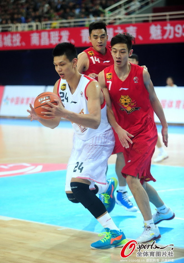 许钟豪篮下进攻