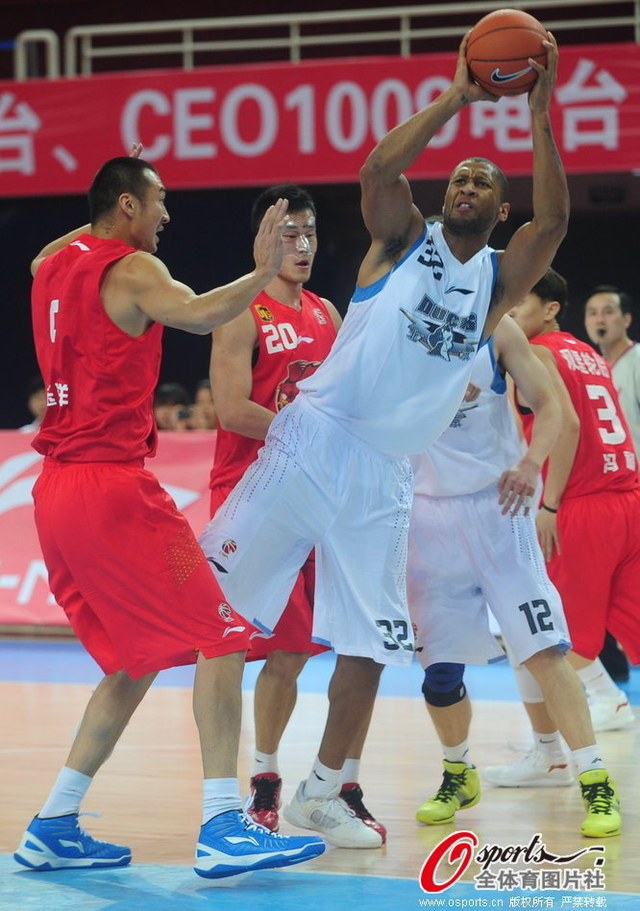 莫里斯强起投篮