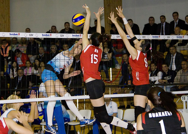 魏秋月马蕴雯拦网