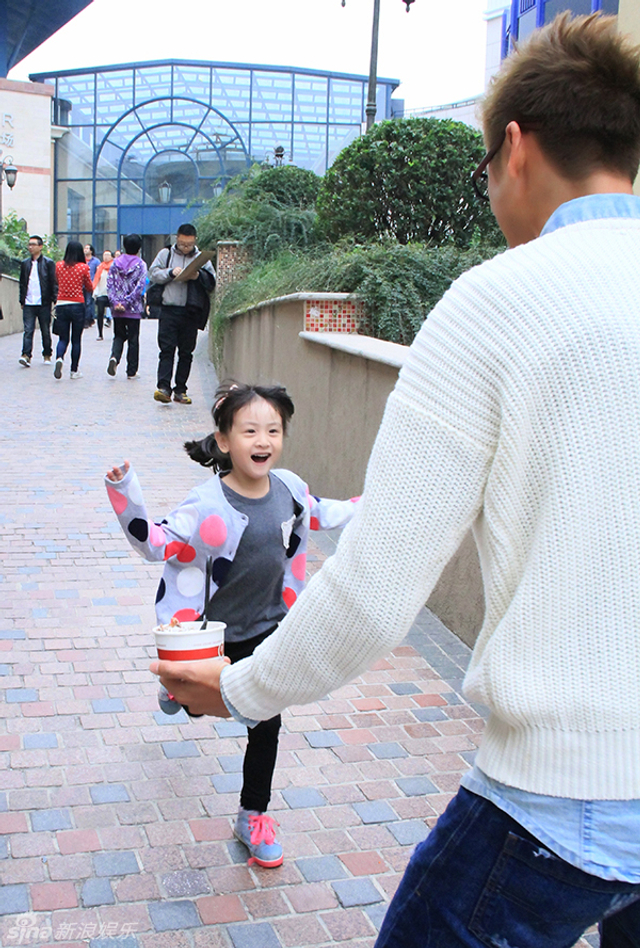 田亮携女儿出游