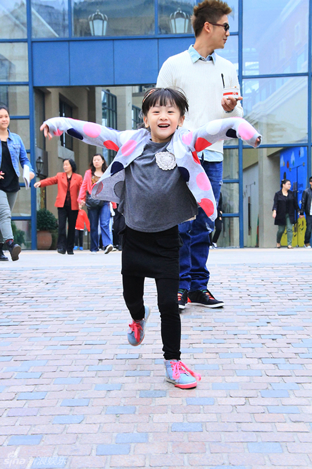 Cindy面对镜头翩翩起舞