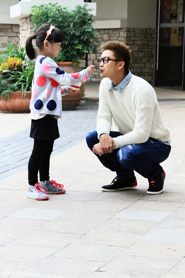 Cindy喂爸爸吃冰激凌