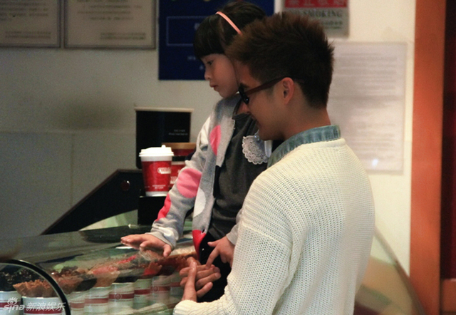 田亮抱着Cindy买冰激凌