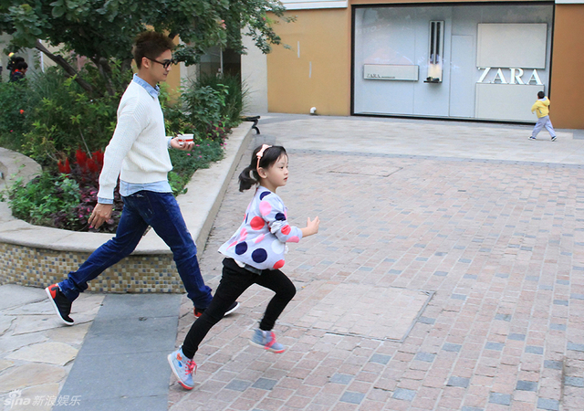 田亮陪Cindy跑向好玩的地方