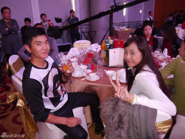 体坛名将邢傲伟和花游美女常思