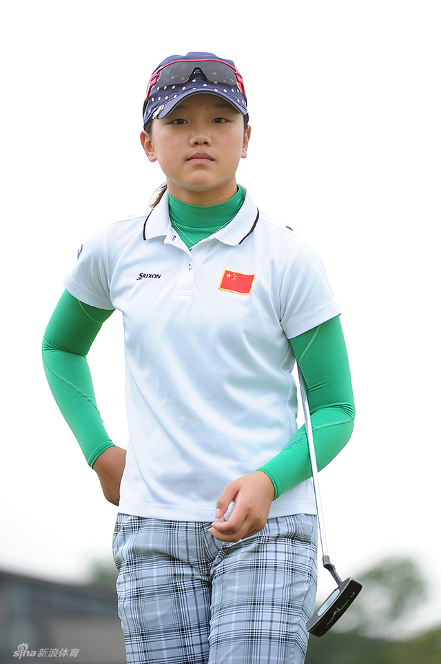 石昱婷掏出码数本