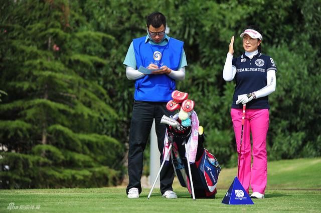 叶莉英准备开球