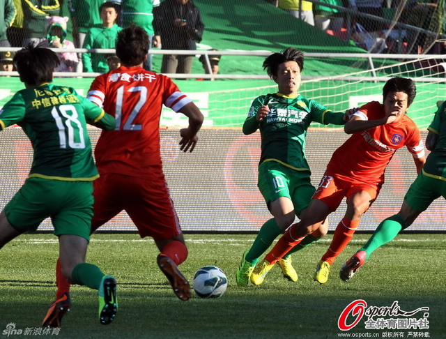 张稀哲在比赛中拼抢