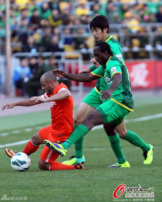 国安队将球逼入边线