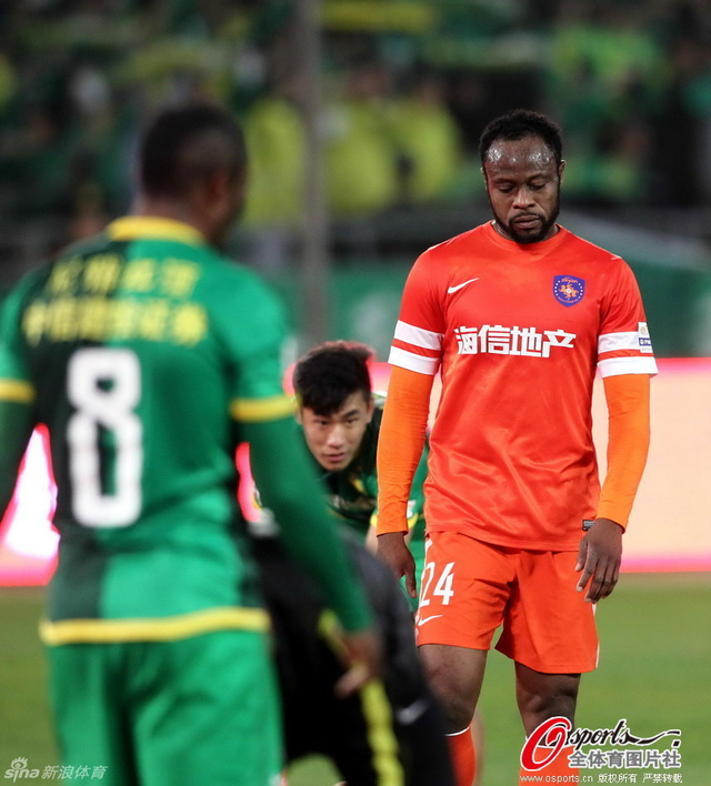 梅尔坎低头不语