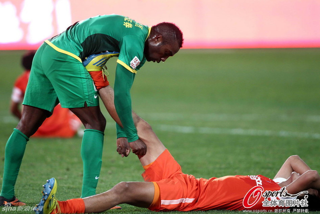 中能队员倒地痛苦