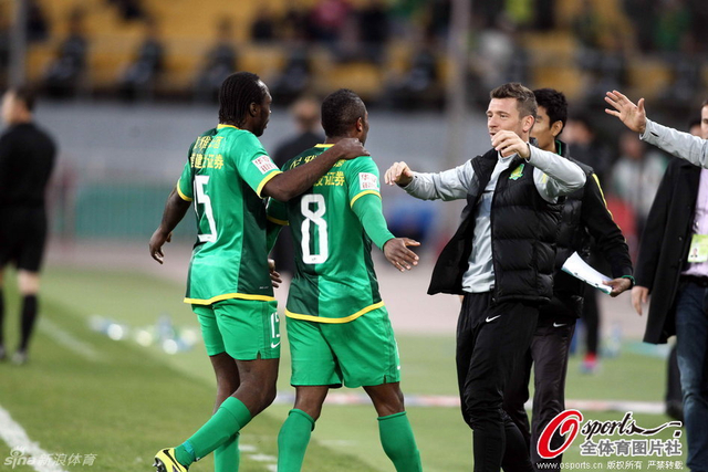 国安队员场边庆祝