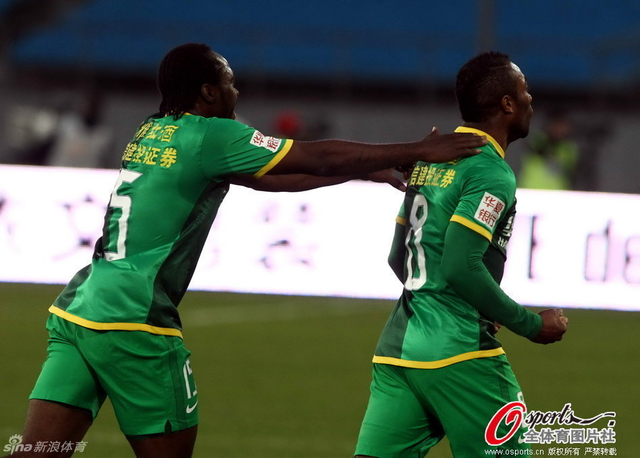 乌塔卡与格隆庆祝进球