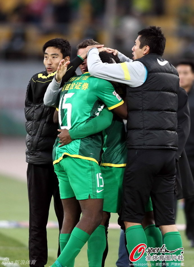 乌塔卡与格隆深情拥抱