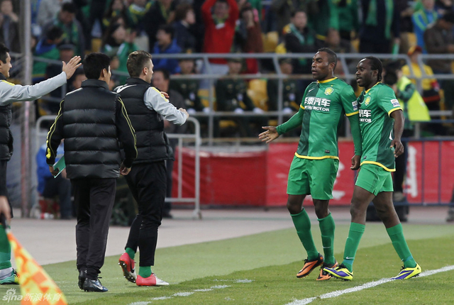 格隆到场边与斯塔诺拥抱