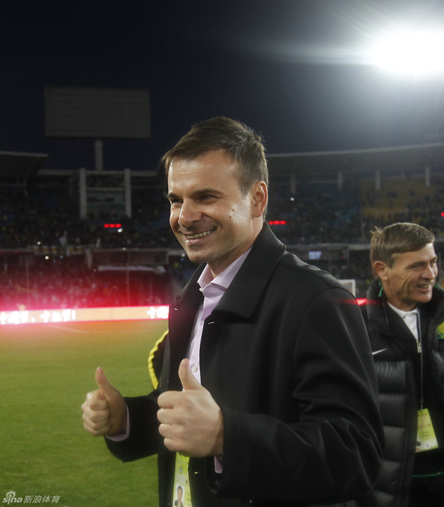 斯塔诺双手竖起大拇指