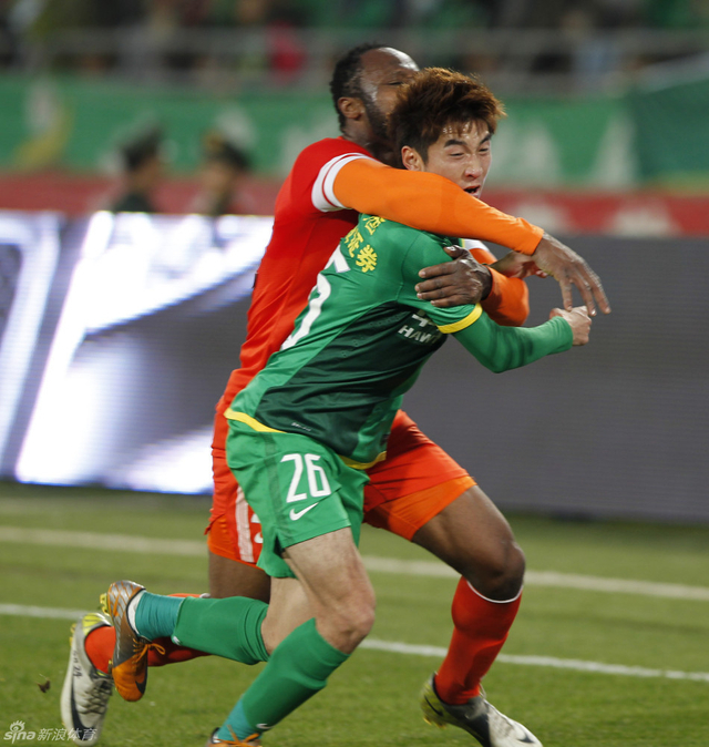 熊抱式防守姿势