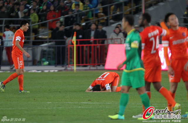 中能队员抱头痛哭