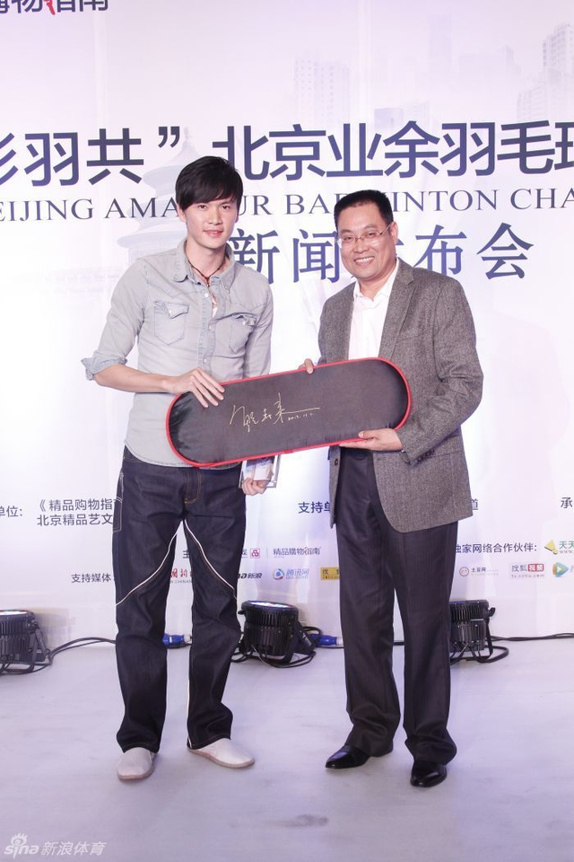 鲍春来赠送战拍