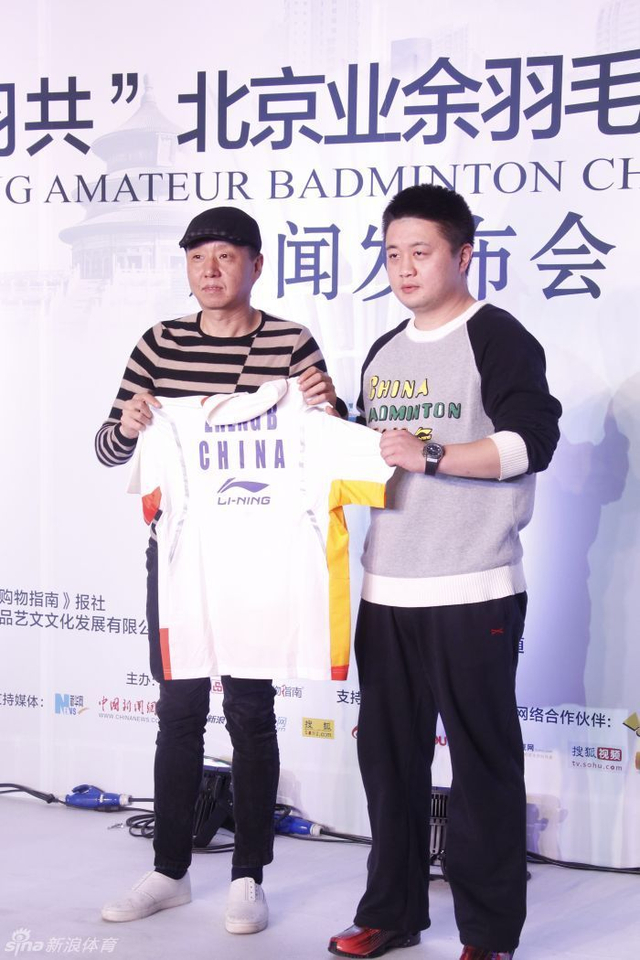 郑波向组委会赠送国家队战衣