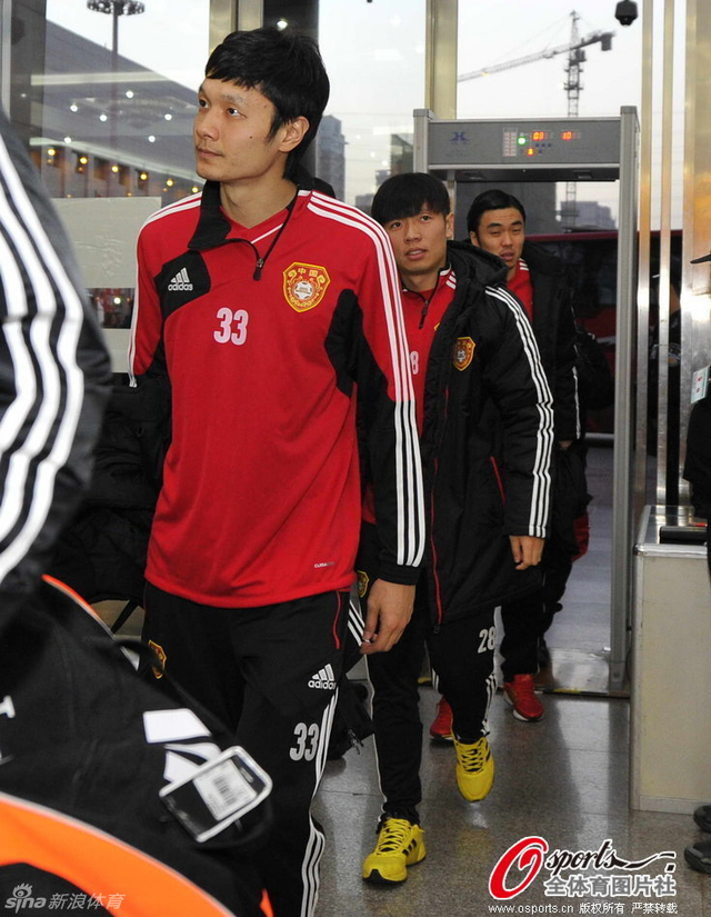 队员们相继走入大厅