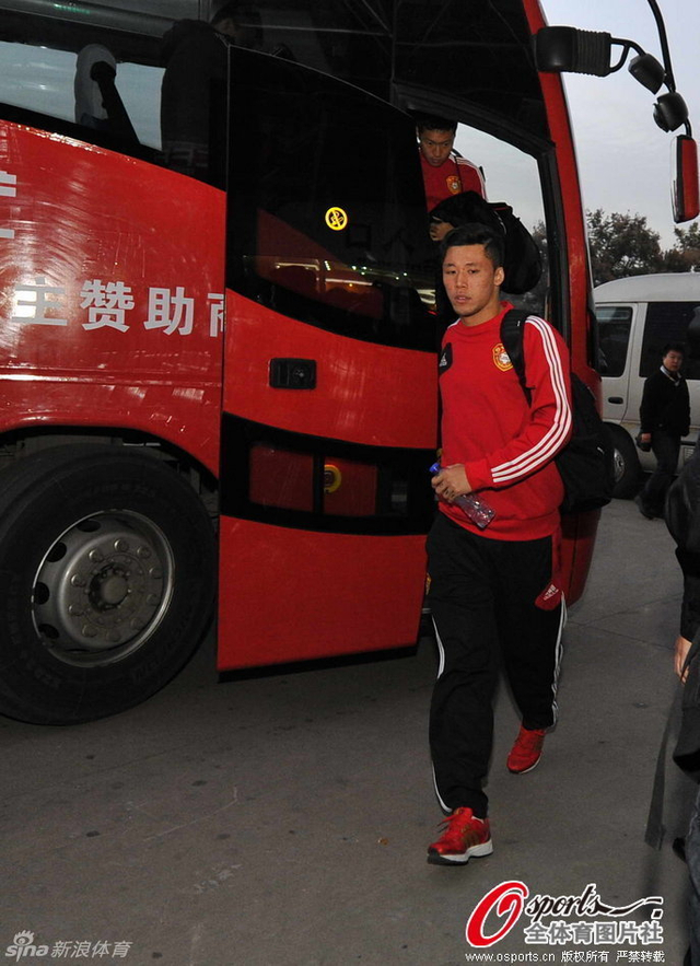 国足将帅抵达赛场