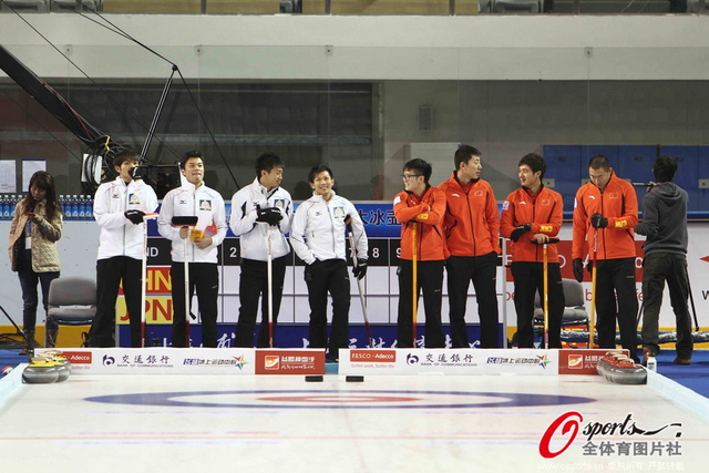 中韩两队队员表情轻松