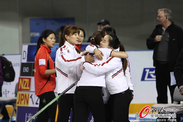 韩国女队庆祝夺冠