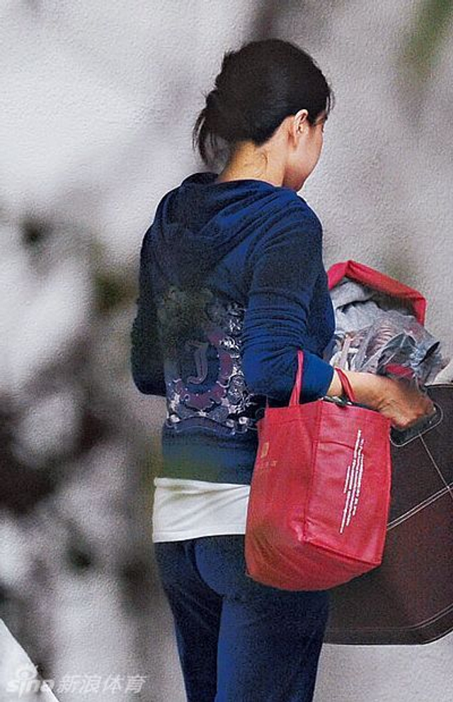 郭晶晶自己搬东西