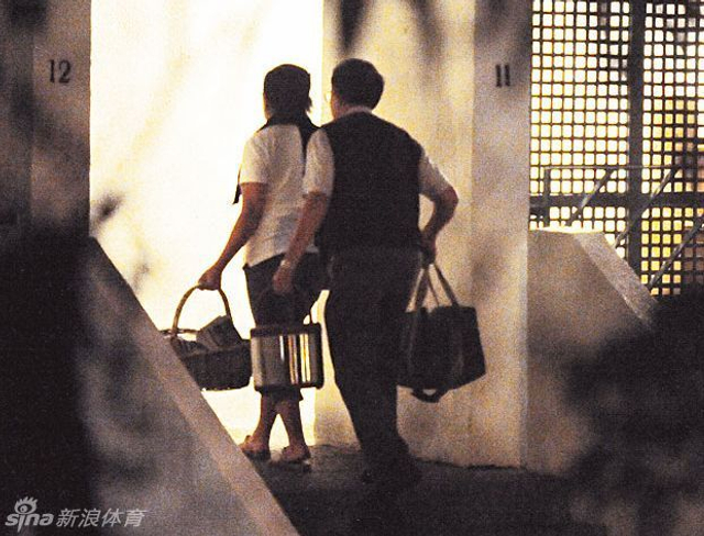 定时定候有工人由大宅送饭给郭晶晶