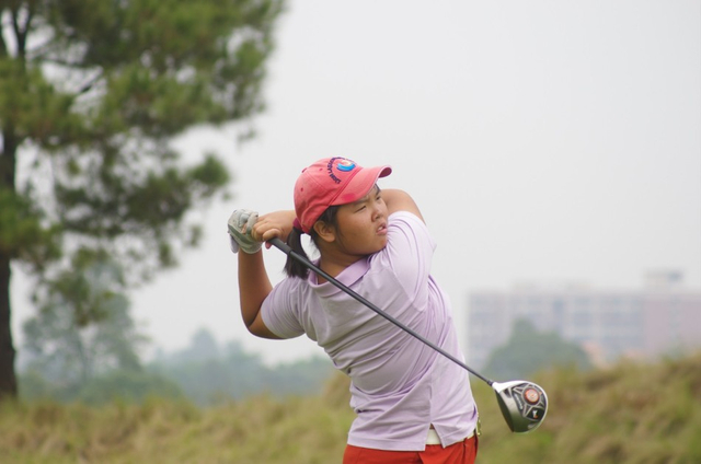 关汝晴2杆落后仍有望明日夺冠