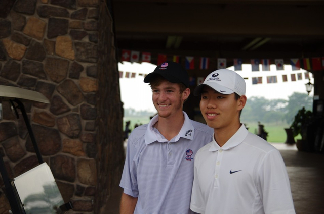 美国选手兴奋地与年轻偶像关天朗合影