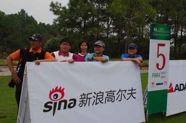 狮子湖球会副总经理鲍久辉与球员家长一同观战