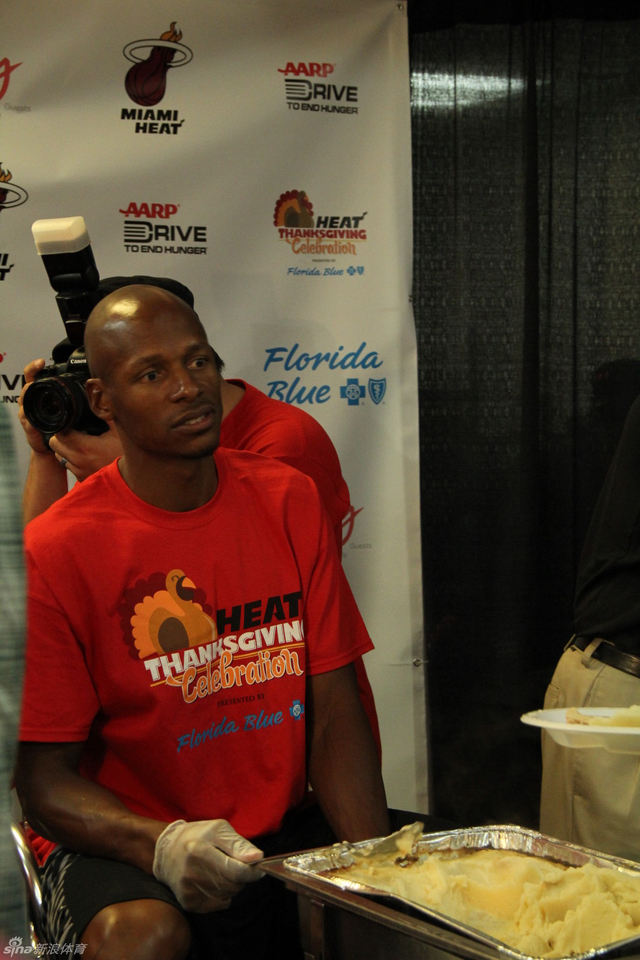 雷-阿伦分发食物