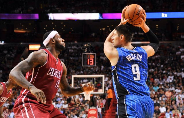 詹姆斯盯防乌切维奇