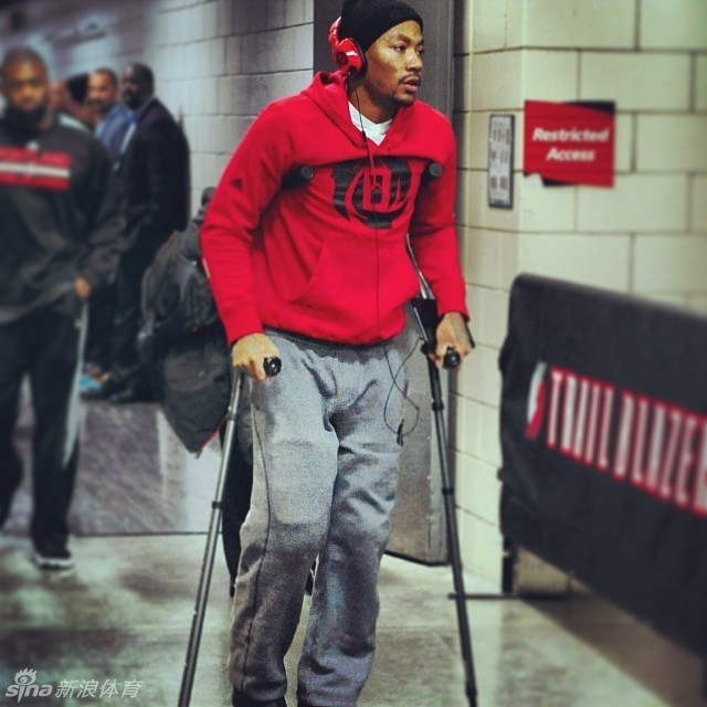 赛后拄拐离开更衣室