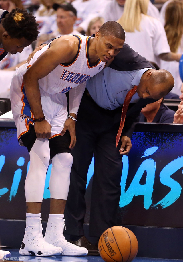 2013年4月，威少右膝半月板撕裂